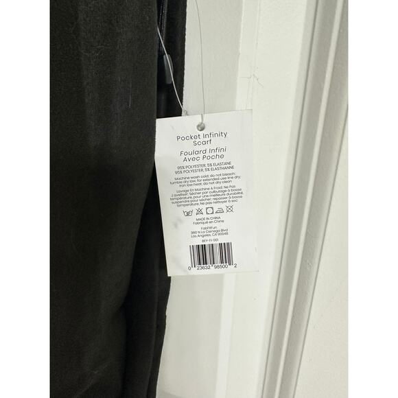 🖤 Beyond Yoga Pocket Infinity Scarf – Black | NWT | Cozy with a Secret 🖤 - Picture 4 of 4